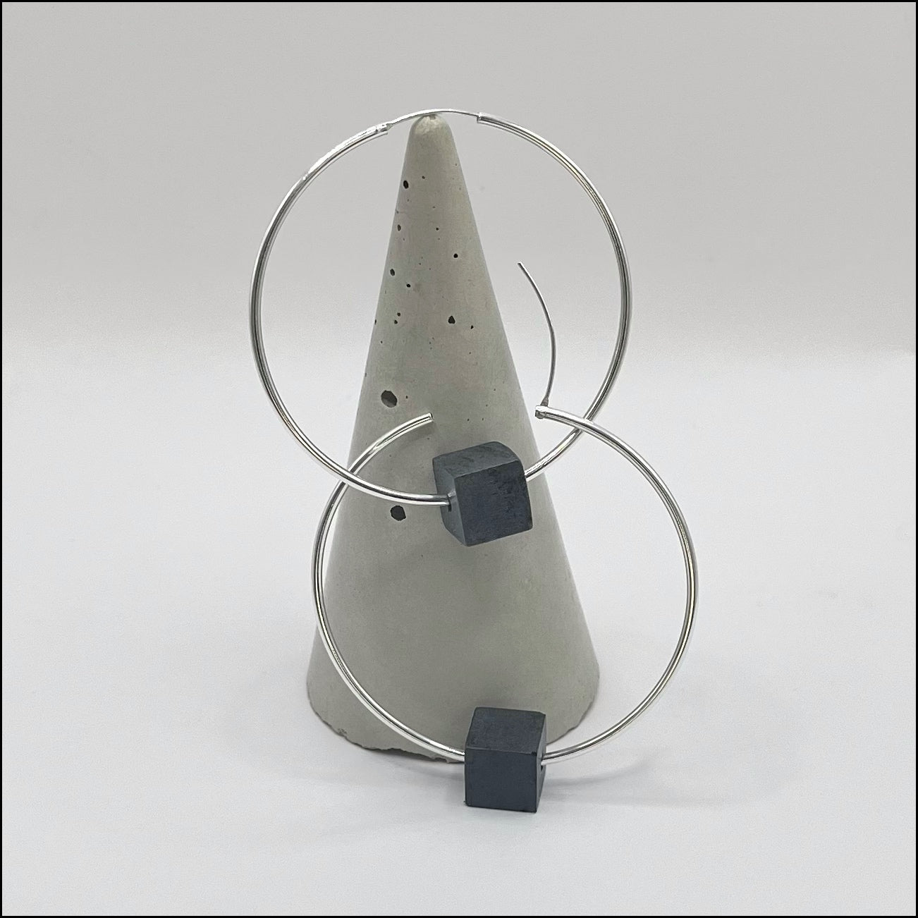 Thyone (medium hoops)